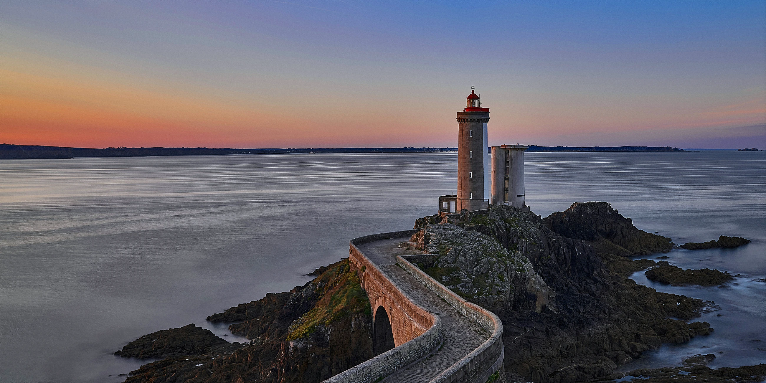 Phare en bretagne - les réponses sont dans l'océan